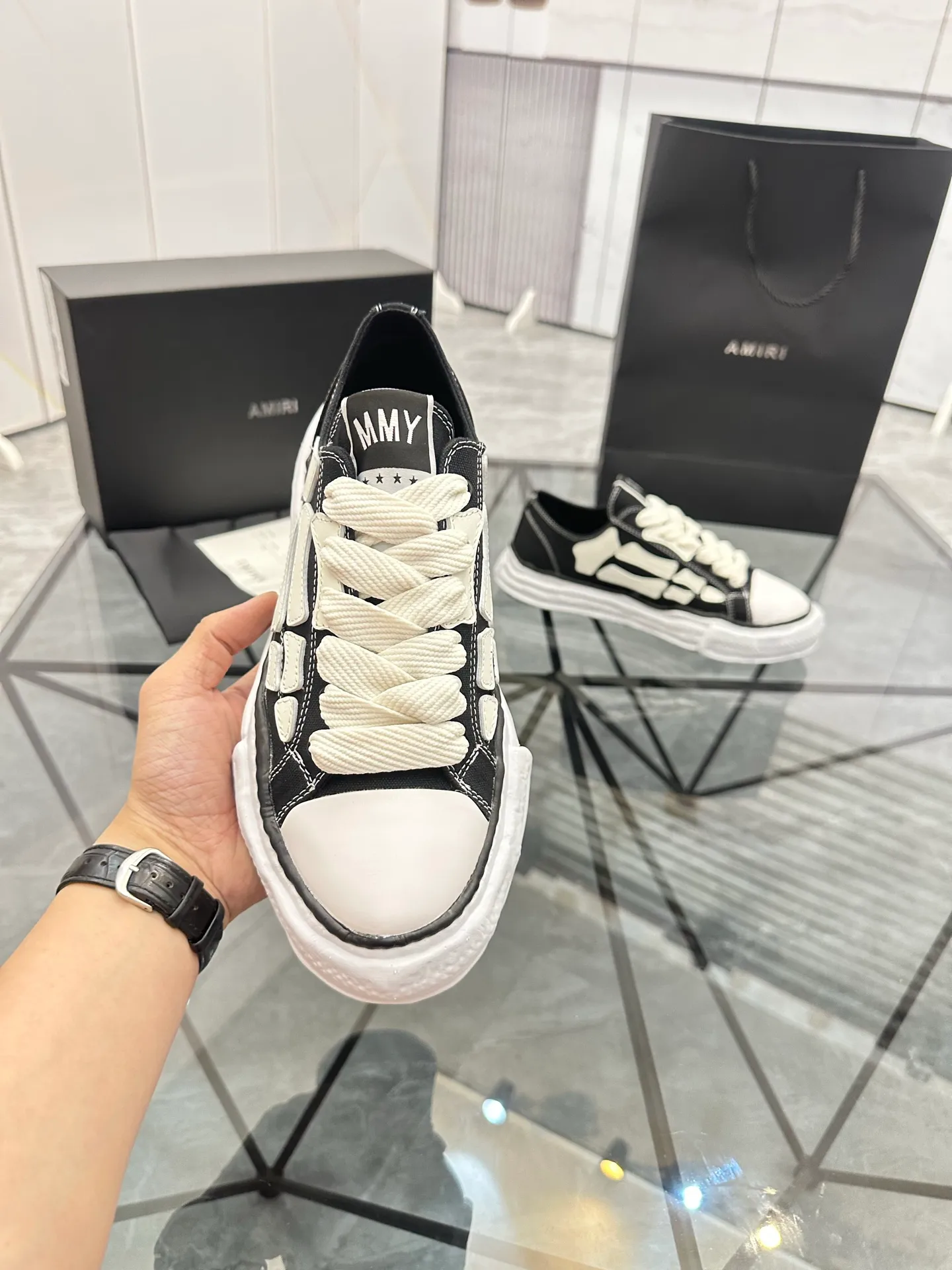 Men's shoes: 💰P520¥ High-end quality Product trademark: AMIRI* "Emil*" low-top casual shoes Regular size: 39-45 (can be customized to 46) Product materials: Upper imported original fabric spliced ​​cowhide, breathable lining, original outsole. Number: 525